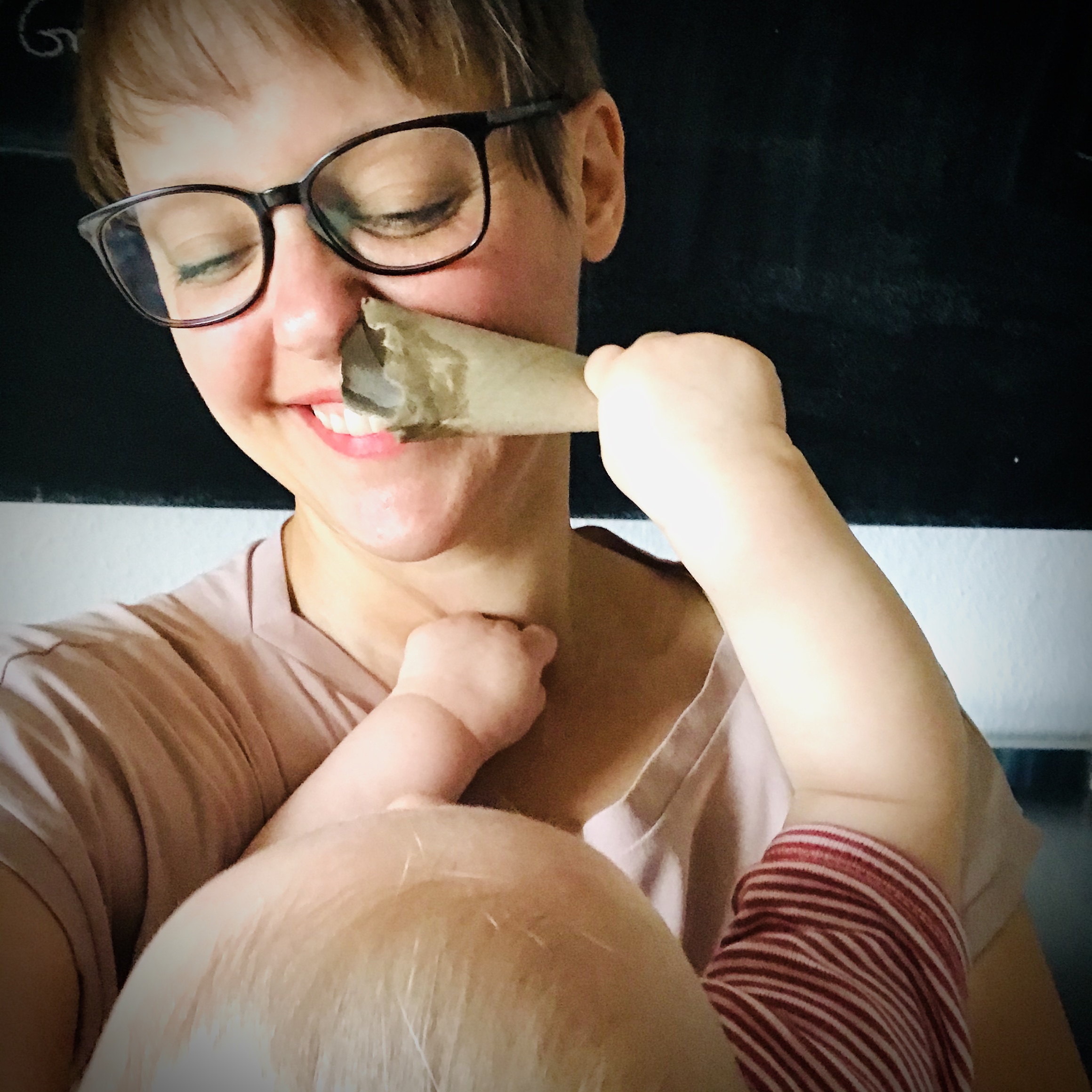 Johanna mit Kind auf dem Arm